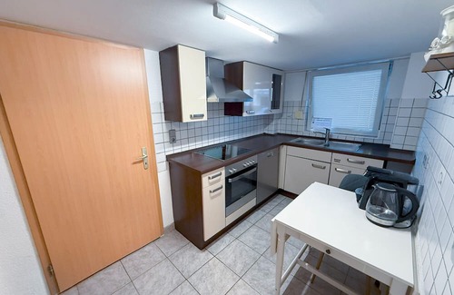 Knittlingen Apartment | Holiday Apartment 'Knittlingen' Dishwasher, Washing Machine, FREE Wifi, Private Parking