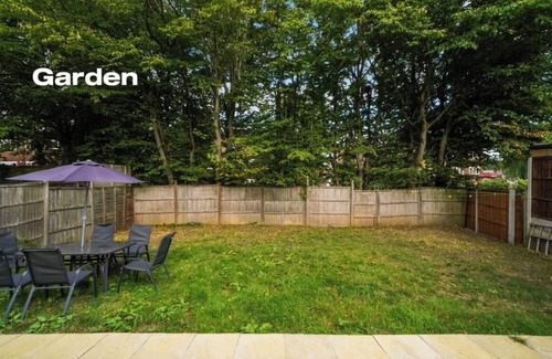 Fryent Apartment | Modern 3 Bed room Apartment with 4 Beds and 2 Full Bathrooms - Sleeps 6