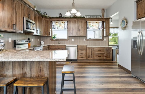 Town of Milo House | Sleeps 12 | Game Room | Sauna | Firepit | Wineries