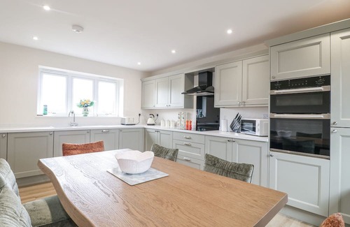 Harlaston Cottage | FIELDS VIEW, family friendly, character holiday cottage in Alrewas