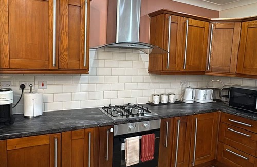 Forest Gate Apartment | Prime Location 2BR Apartment In Greater London