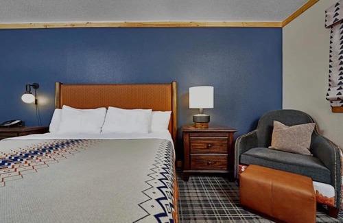 Mammoth Lakes Hotel | Rustic Alpine Room Near Mammoth Mountain, Perfect for Relaxing After Ski Days