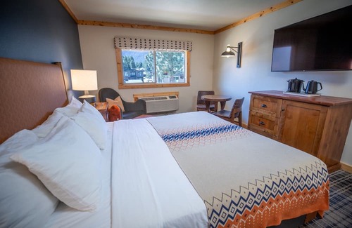 Mammoth Lakes Hotel | Rustic Alpine Room Near Mammoth Mountain, Perfect for Relaxing After Ski Days