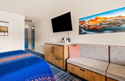 Mammoth Lakes Hotel | Rustic Alpine Room Near Mammoth Mountain, Perfect for Relaxing After Ski Days