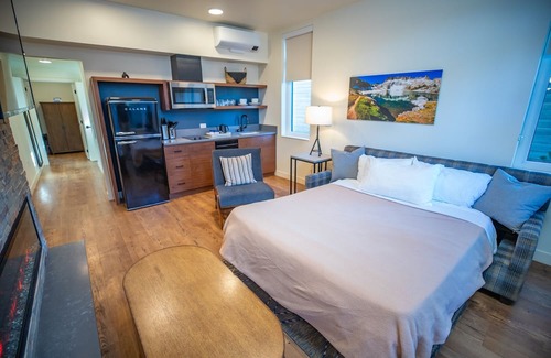 Mammoth Lakes Hotel | Nature-Focused Alpine Room Near Devils Postpile and Mammoth Ski Trails