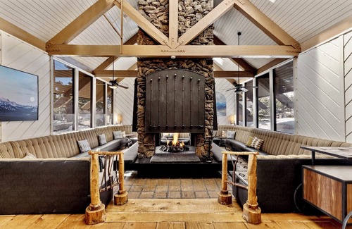 Mammoth Lakes Hotel | Experience Alpine Charm Near Mammoth Mountain, Trails & Sherwin Lake Views