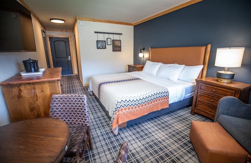 Mammoth Lakes Hotel | Nature-Focused Alpine Room Near Scenic Lakes & Mammoth Mountain Ski Areas