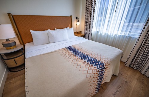 Mammoth Lakes Hotel | Relax in Spacious Alpine Room with Shuttle, Gear Rentals & Sherwin Lakes