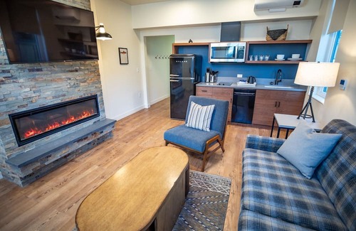 Mammoth Lakes Hotel | Relax in Spacious Alpine Room with Shuttle, Gear Rentals & Sherwin Lakes