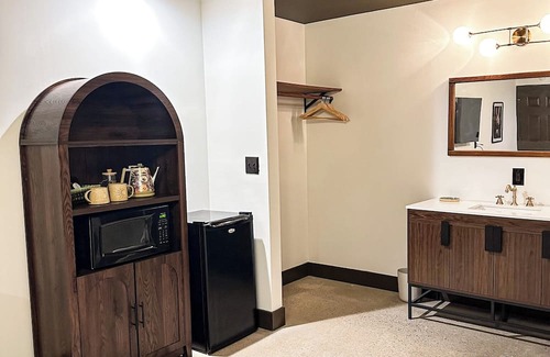 Lawrenceburg Hotel | Boutique Motel with cozy nature inspired mid century design