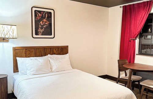 Lawrenceburg Hotel | Boutique Motel with cozy nature inspired mid century design