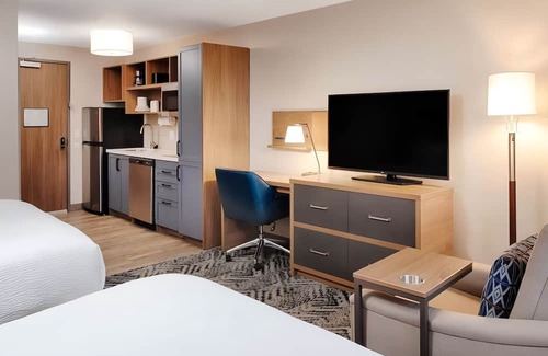 Macomb Hotel | Spacious Suite with Full Kitchen Near Macomb Center for the Performing Arts