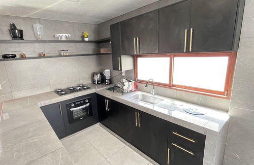Lucena House | Espaçosa propriedade de 5 quartos na encantadora Lucena com ar condicionado