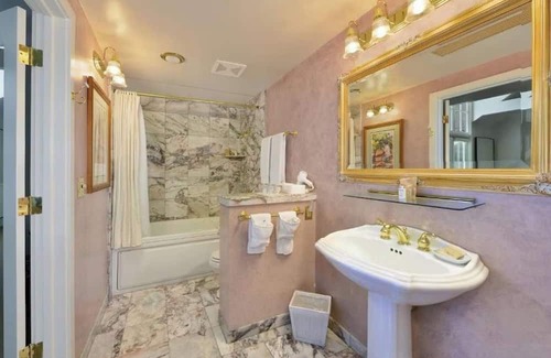 Santa Rosa Hotel | Comfortable Yet Adventurous Junior Suite Near Trails, Tasting Rooms + Local Eats