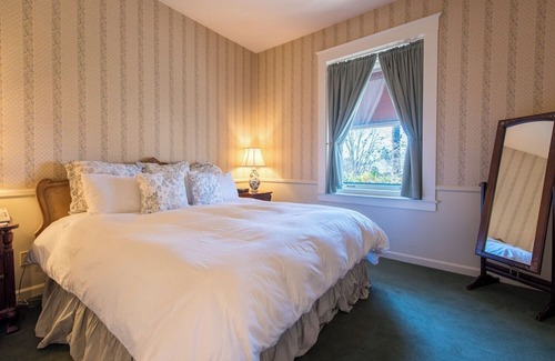 Santa Rosa Hotel | Experience Historic Charm + Comfort in a Serene Santa Rosa Wine Country Room
