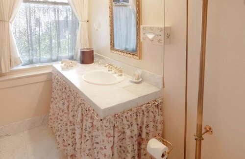 Santa Rosa Hotel | Elegant Suite Near Charles M. Schulz Museum – Perfect for Couples + Wine Lovers