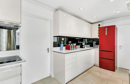 Bierton House | Aspen Close – 4-Bedroom Retreat with Spa, Sauna & Gym in Aylesbury