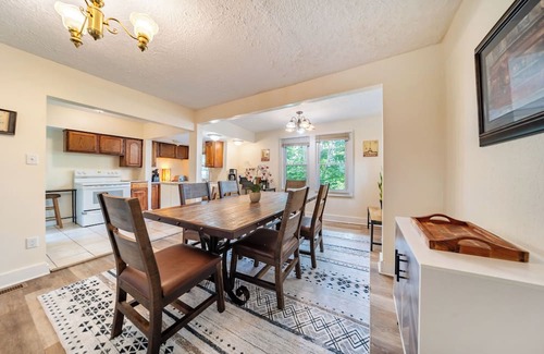 Cuyahoga Falls House | Charming 3-bedroom house in Cuyahoga Falls with AC