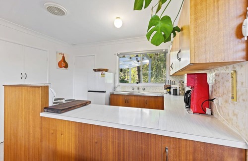 Mossy Point House | A classic beach house with waterfront access and a 5min walk to the beach