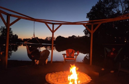Pioneer House | Lakeshore Escape: 3-bedroom, pet friendly home, 10 min from Turnpike