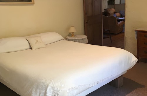Sauzet Bed & Breakfast | Peach Room with Pool and Garden