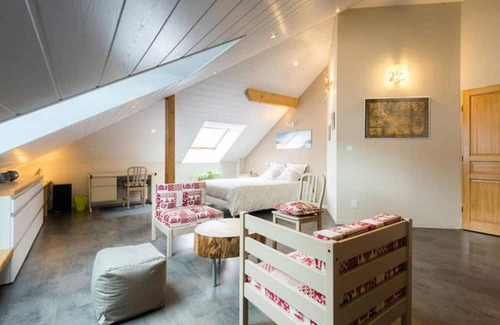 Seynod Bed & Breakfast | Guest Room 'Chez Brigitte et Sylvain' with Mountain View, Wi-Fi and Air Conditioning