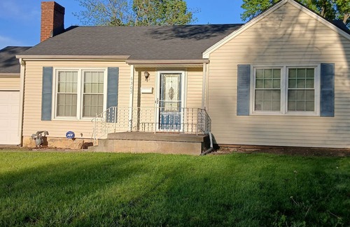 South Kansas City House | Cozy - Centrally Located 2-bedroom house