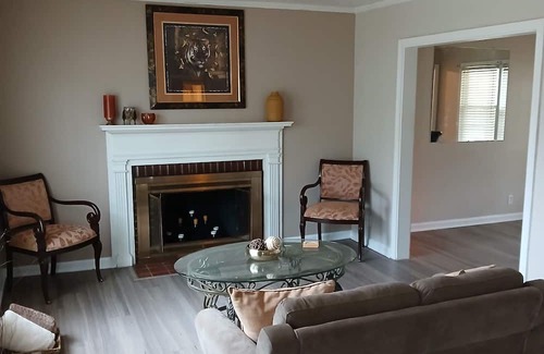 South Kansas City House | Cozy - Centrally Located 2-bedroom house