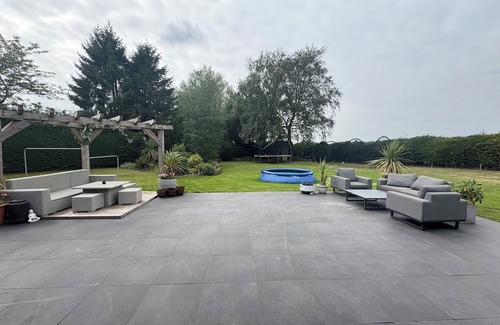 West Rainton House | Stylish 6 Bed - Huge Garden, 10 min to Durham City