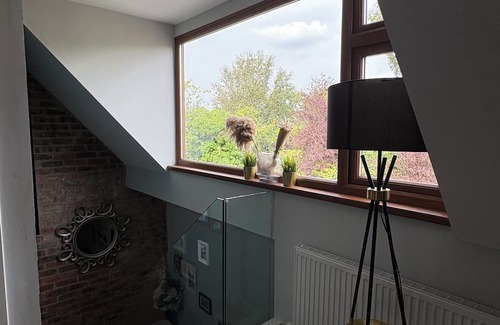 West Rainton House | Stylish 6 Bed - Huge Garden, 10 min to Durham City