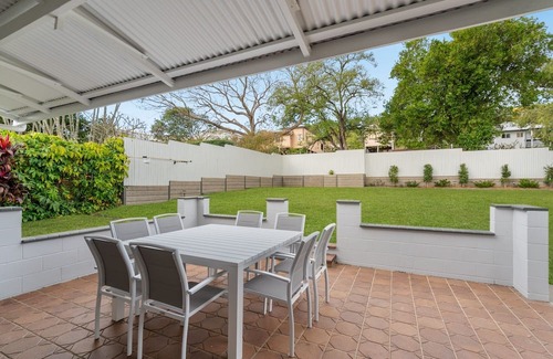 Newmarket House | Elegant 4-Bed Home Near Shops & Dining