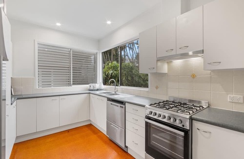 Newmarket House | Elegant 4-Bed Home Near Shops & Dining
