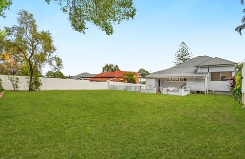 Newmarket House | Elegant 4-Bed Home Near Shops & Dining