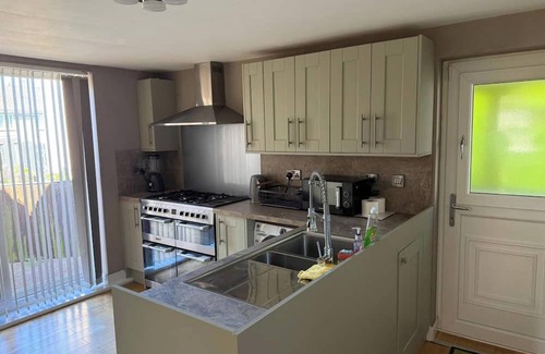 Barnsley House | Spacious 6 Bedroom Family House