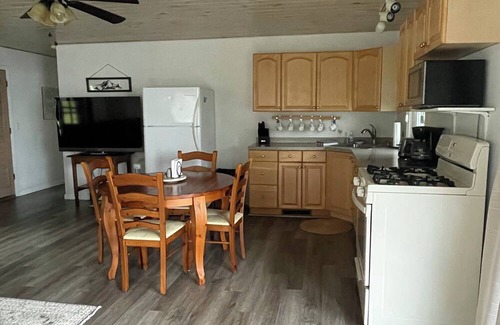 Alton Bay Cottage | Charming 1 bedroom Lakefront Cottage