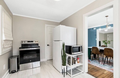 South Kansas City House | Comfy 4BR Near Hospitals, UMKC, Brookside, and Plaza