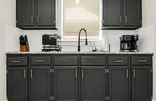 South Kansas City House | Comfy 2BR Near Hospitals, UMKC, Brookside, & Plaza