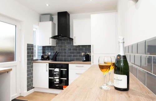 Tamworth House | 2 Bed Town Centre House with Parking in Tamworth