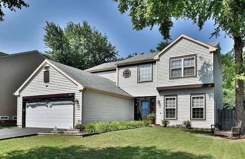 Lake in the Hills House | Charming 4-bedroom house with fitness room backyard and AC in Lake in the Hills