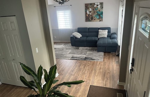 Lake in the Hills House | Charming 4-bedroom house with fitness room backyard and AC in Lake in the Hills