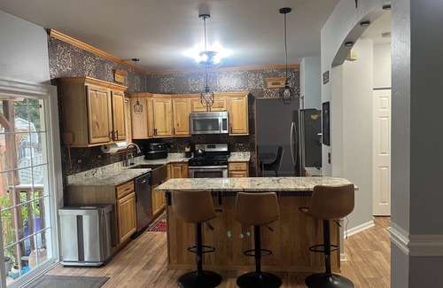 Lake in the Hills House | Charming 4-bedroom house with fitness room backyard and AC in Lake in the Hills