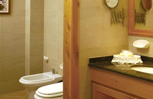 San Carlos de Bariloche Hotel | Relaxing Nahuel Huapi Room Close to Ski Slopes & Outdoor Adventures in Nature
