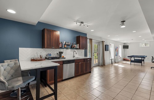 Dayton House | Luxury Family Group House near DC/Frederick/Baltimore w/Theatre, Game Room &Gym