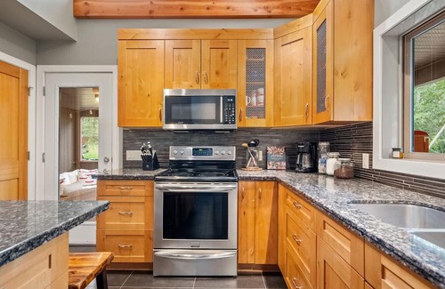 East Kootenay Apartment | The Reef | Hot Tub | Movie Theatre | Beach Access