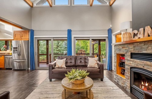 East Kootenay Apartment | The Reef | Hot Tub | Movie Theatre | Beach Access