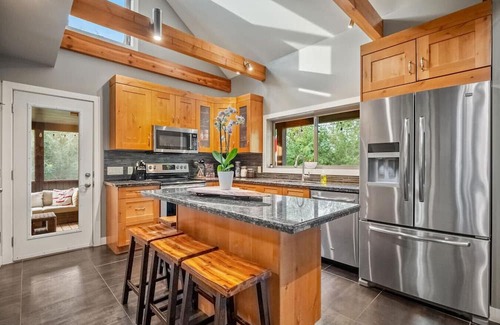 East Kootenay Apartment | The Reef | Hot Tub | Movie Theatre | Beach Access