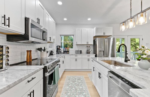 Gainesville House | NEW Modern Lake Retreat – w/Boat Slip & Privacy