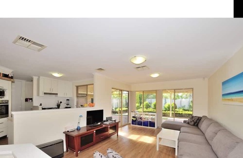 Silver Sands House | This house is a 4 bedroom(s), 2 bathrooms, located in Silver Sands, WA.