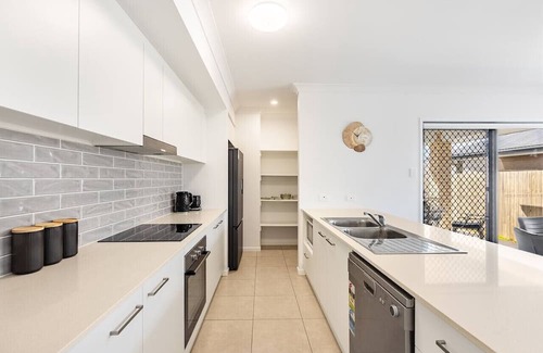 Logan Reserve House | Modern 3BR Family Home | Near Shops &Easy Brisbane