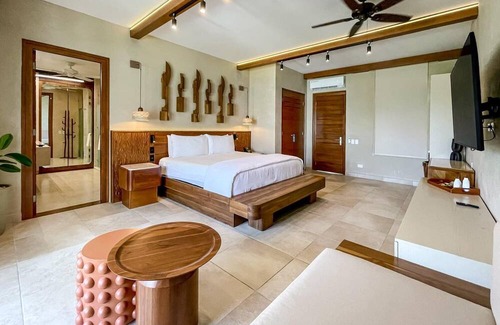 Pristine Bay Hotel | Deluxe Room at Las Verandas (1)